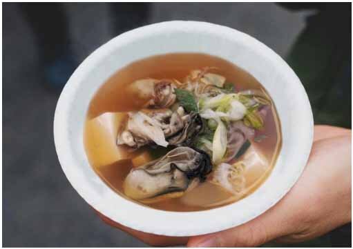 無料配布される牡蠣汁。「泉南牡蠣まつり」の過去開催時の様子