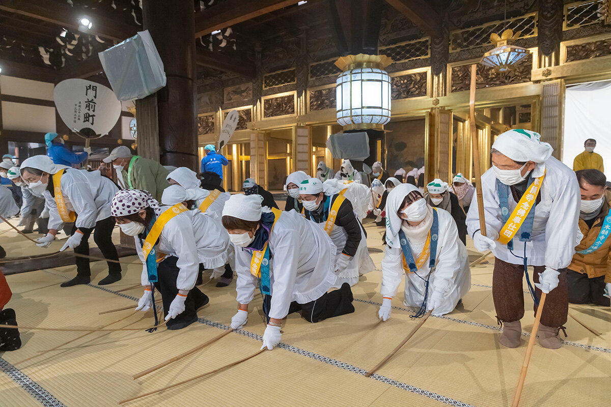 煤竹（すすだけ）で畳を叩き、ほこりを舞い上がらせている様子（提供写真）