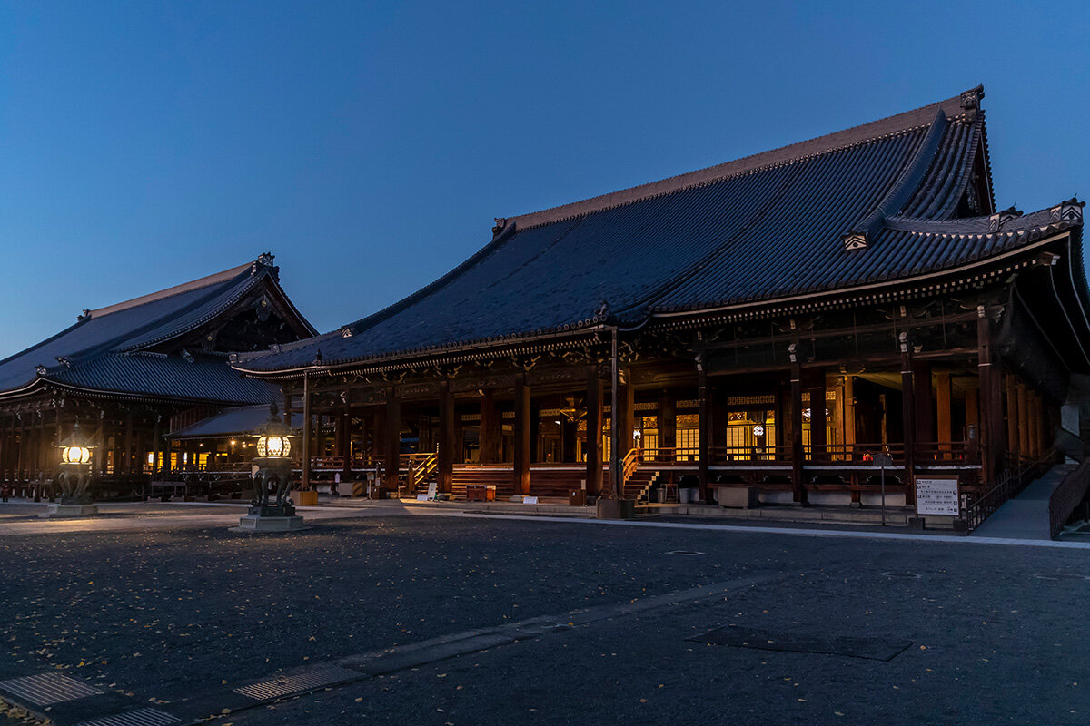 御煤払（おすすはらい）が始まる早朝の「西本願寺」境内（提供写真）
