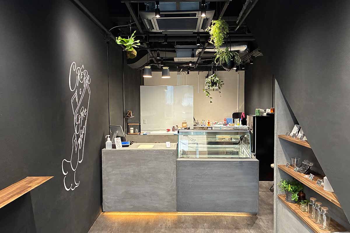 ガラス張りの明るい外観の「クレープとエスプレッソと堀江」の内観
