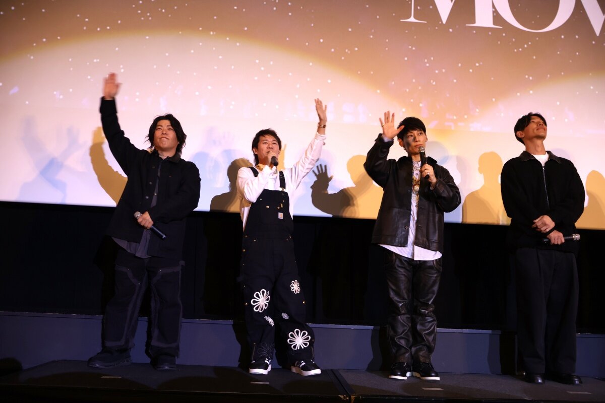 手を振り声援に応えるUVERworldのメンバー（12月18日、大阪市北区）