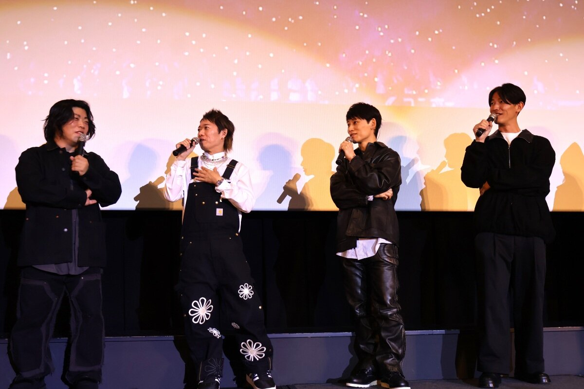 思い出話に花を咲かすUVERworldのメンバー（12月18日、大阪市北区） 