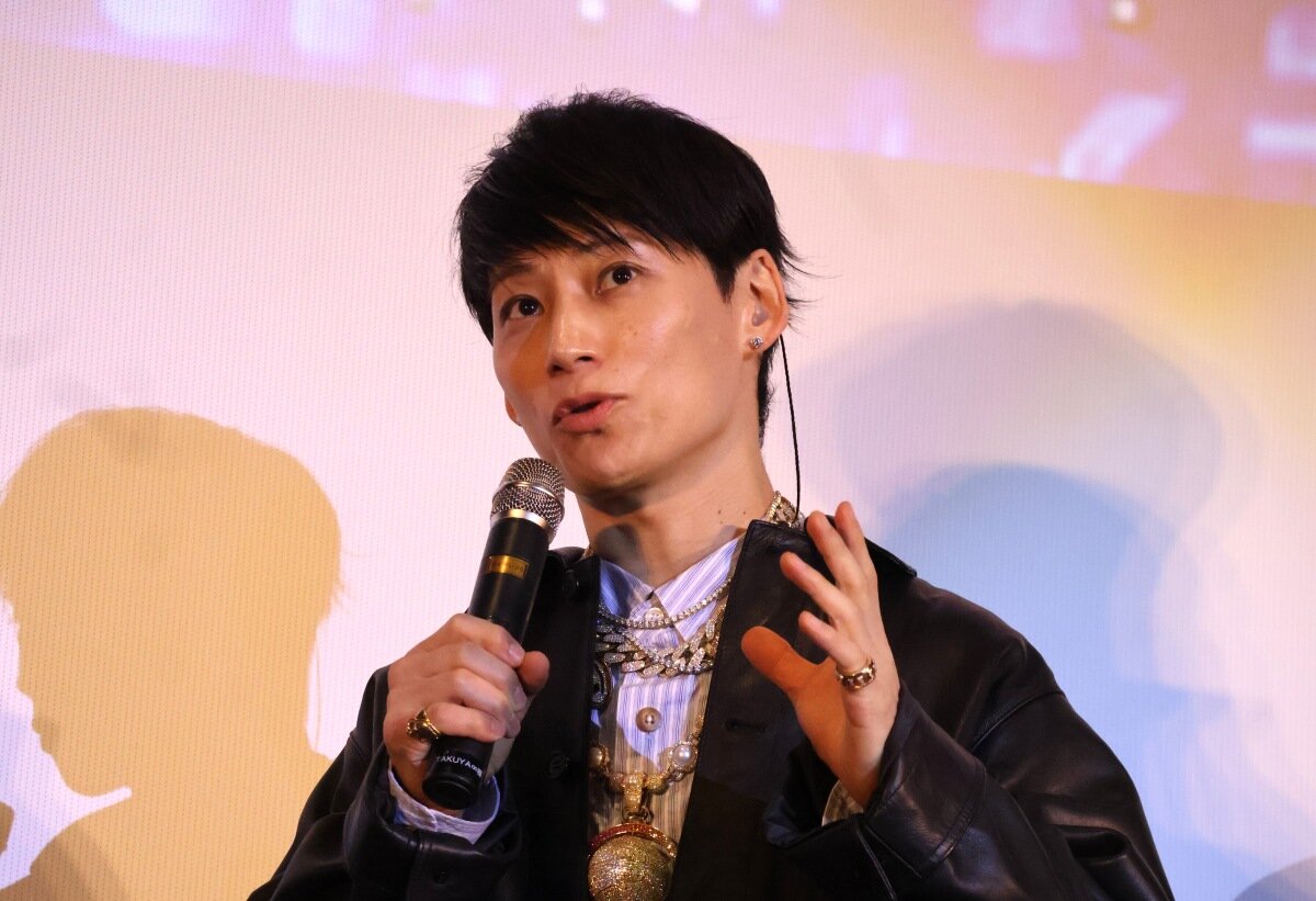 裏話を披露するUVERworldのTAKUYA∞さん（12月18日、大阪市北区） 