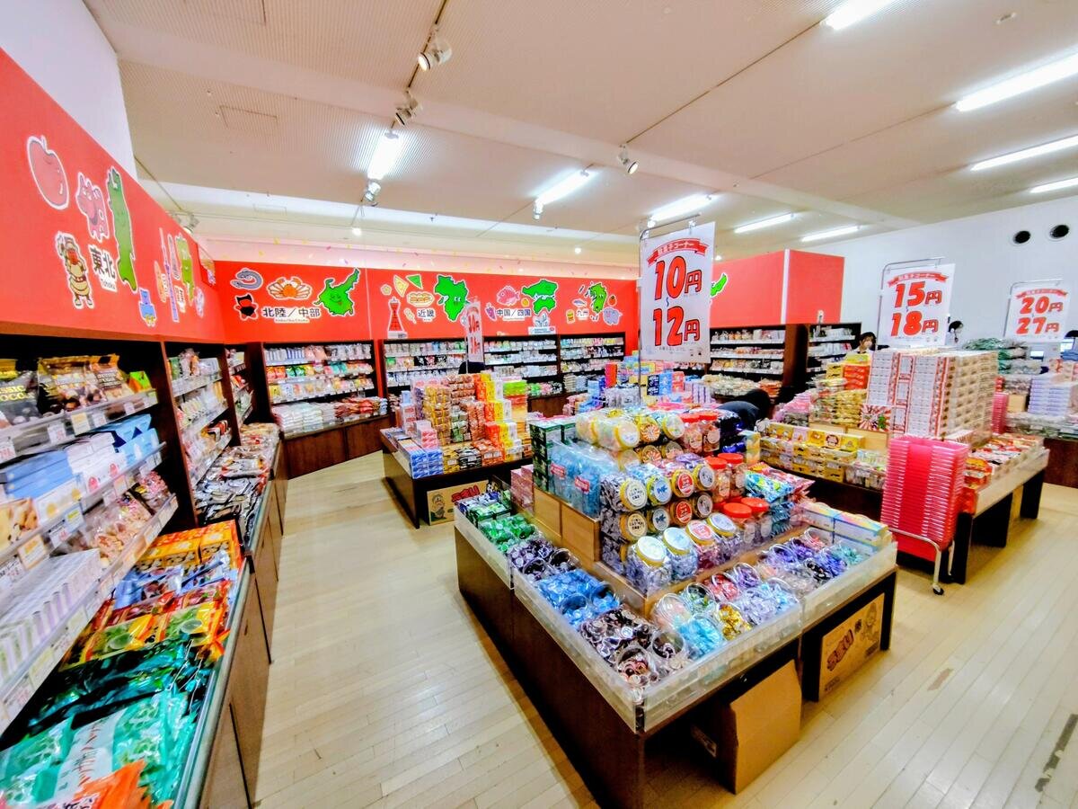 日本全国の1500種類の駄菓子がずらり（12月19日、お菓子ミュージアム）