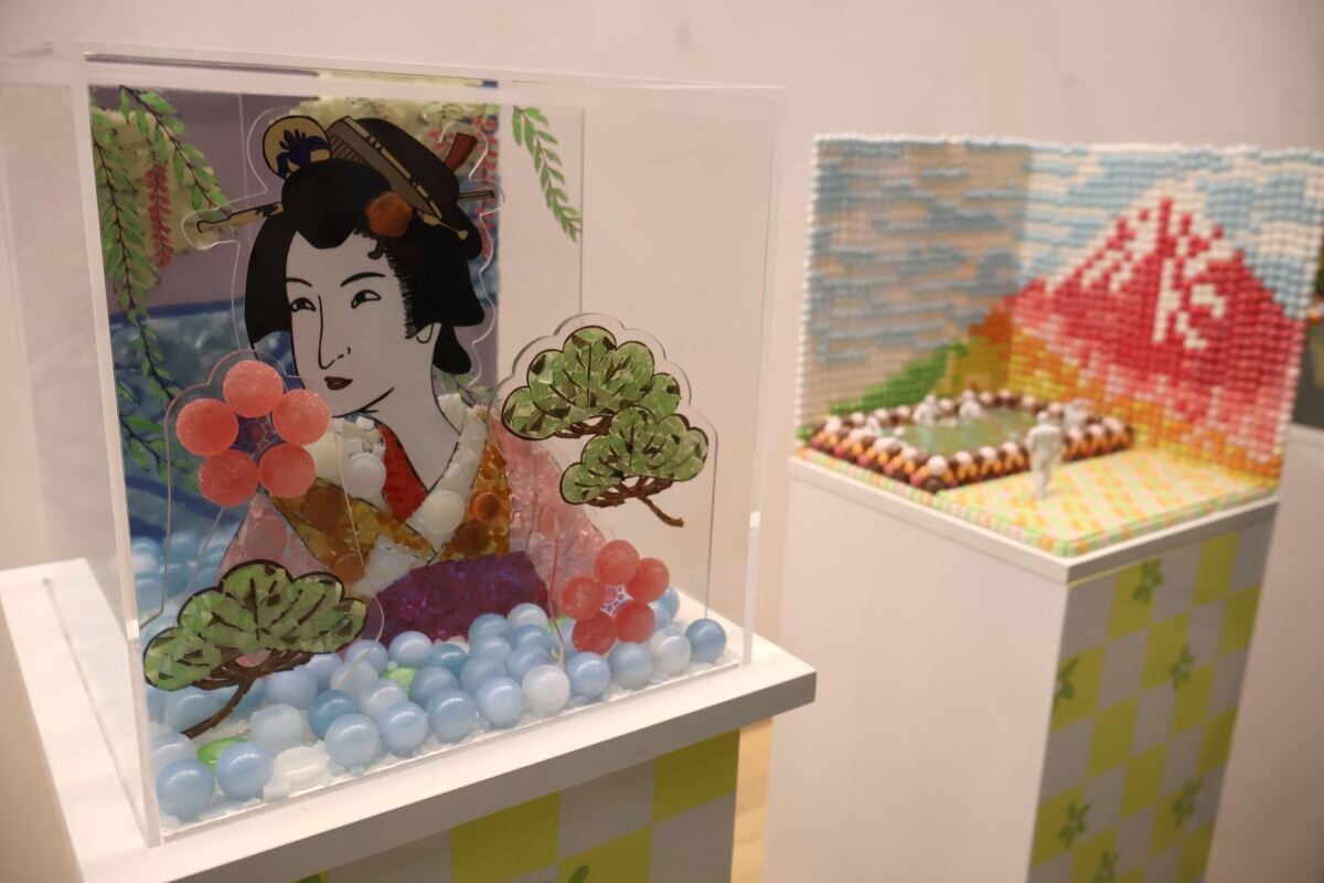大阪・関西万博で展示されたお菓子のアート（12月19日、お菓子ミュージアム）