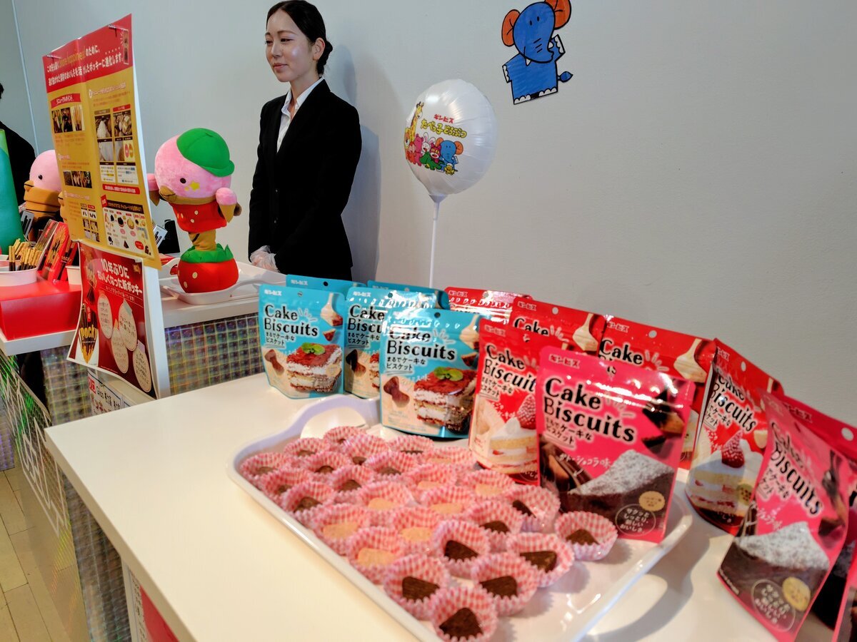 週替わりの新製品試食コーナーも（12月19日、お菓子ミュージアム）