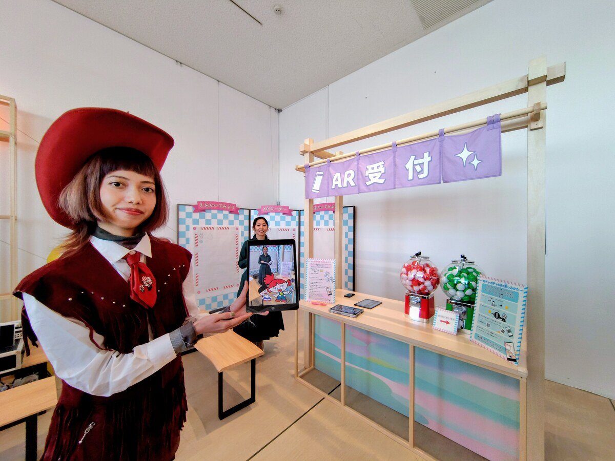 ＡＲ化したお菓子のキャラクターなどと記念撮影も（12月19日、お菓子ミュージアム）