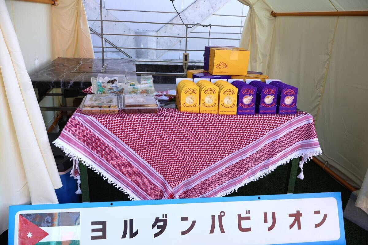 ヨルダンのお菓子・バクラヴァなども販売（12月19日、お菓子ミュージアム）