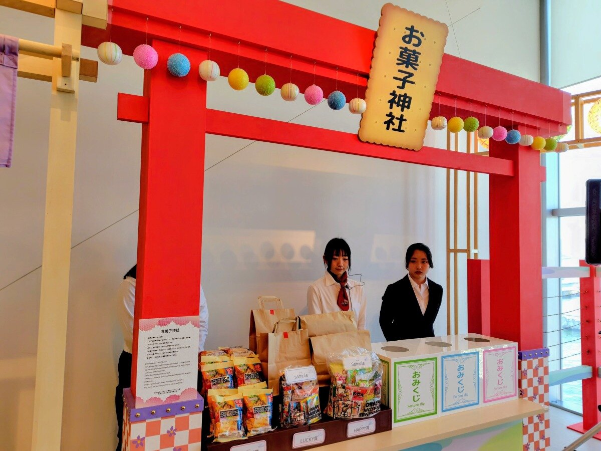 くじを引いて、当たればお菓子がもらえる（12月19日、お菓子ミュージアム）