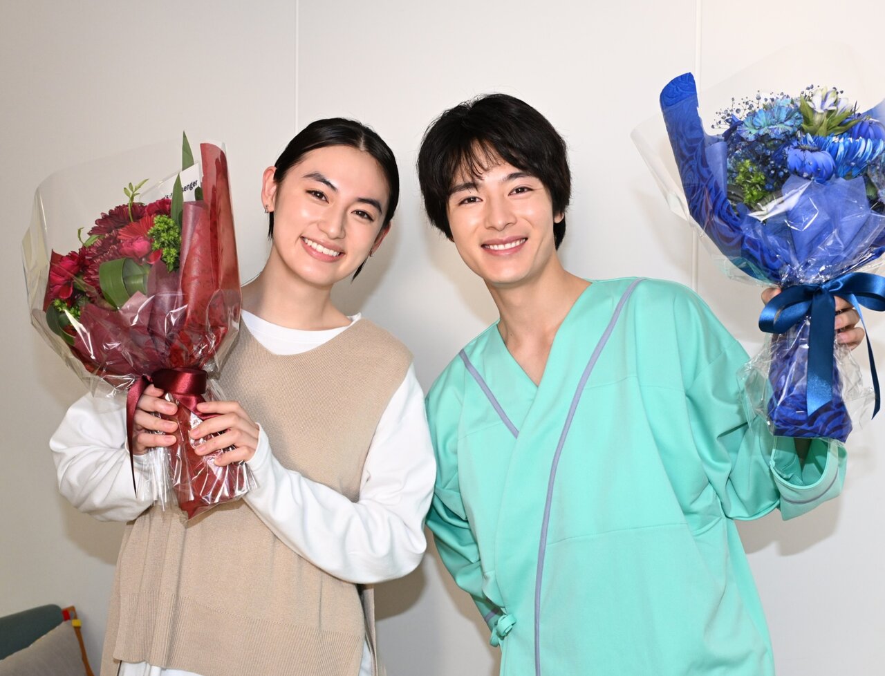 左から）八木莉可子、塩野瑛久