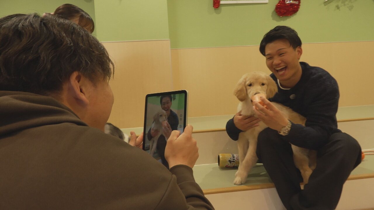 森下翔太選手の写真を撮る村上頌樹投手