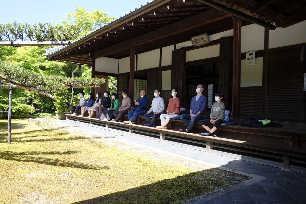 「大徳寺大慈院」（京都市北区）での坐禅の様子