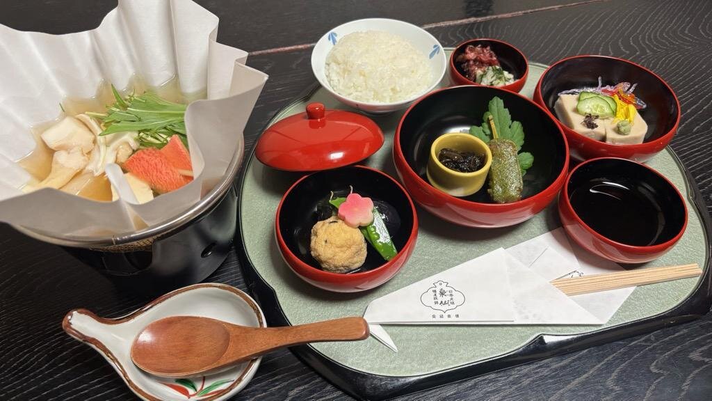 「大徳寺大慈院」の敷地内にある「泉仙」（京都市北区）で精進料理の朝食をいただきます