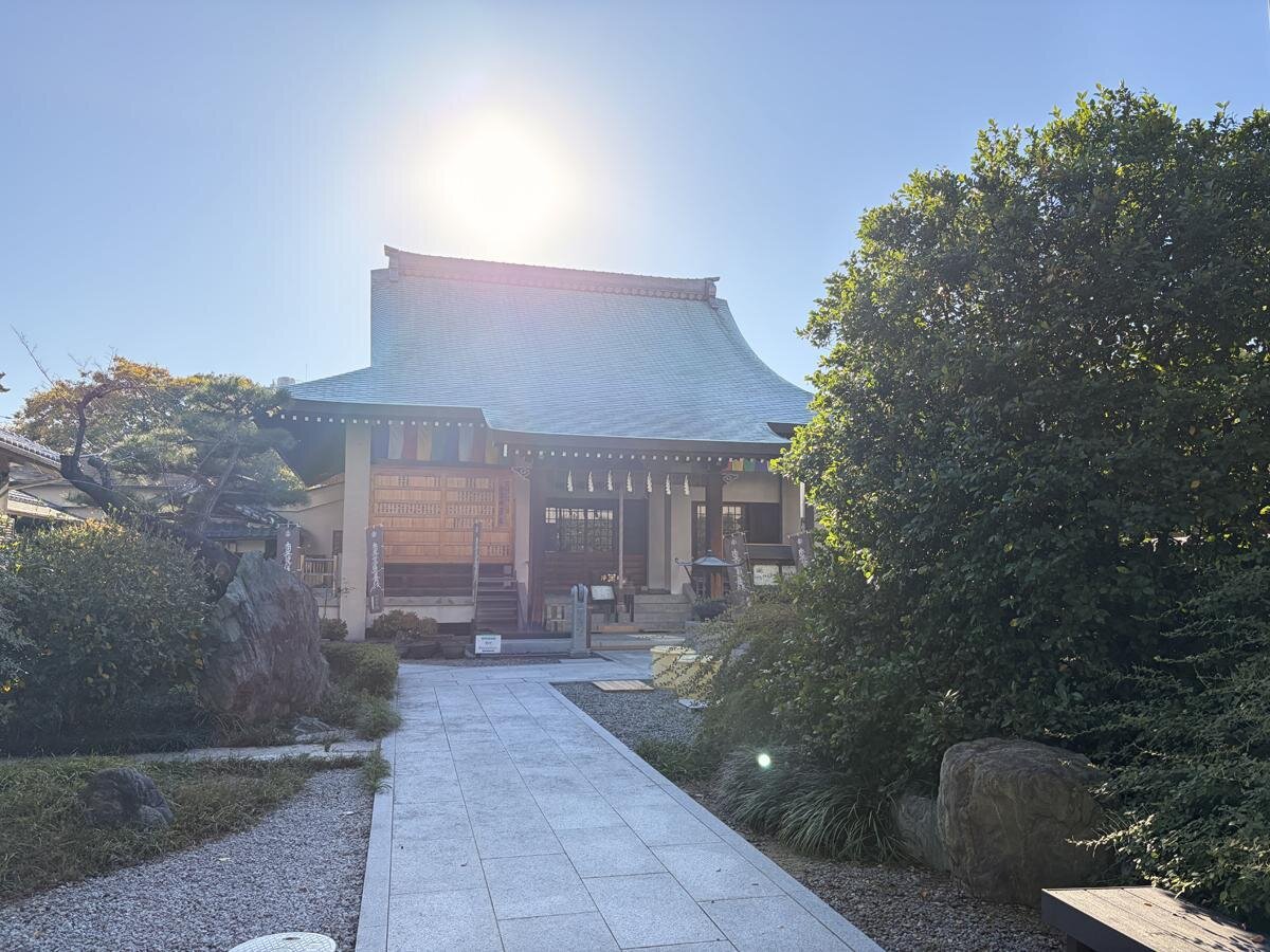 清々しい朝の時間の「妙法寺」（大阪府堺市）