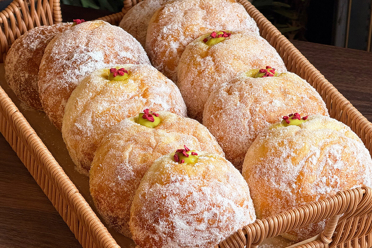 新作の「生ベーグルドーナツ（ピスタチオカスタード）」（421円・税込）