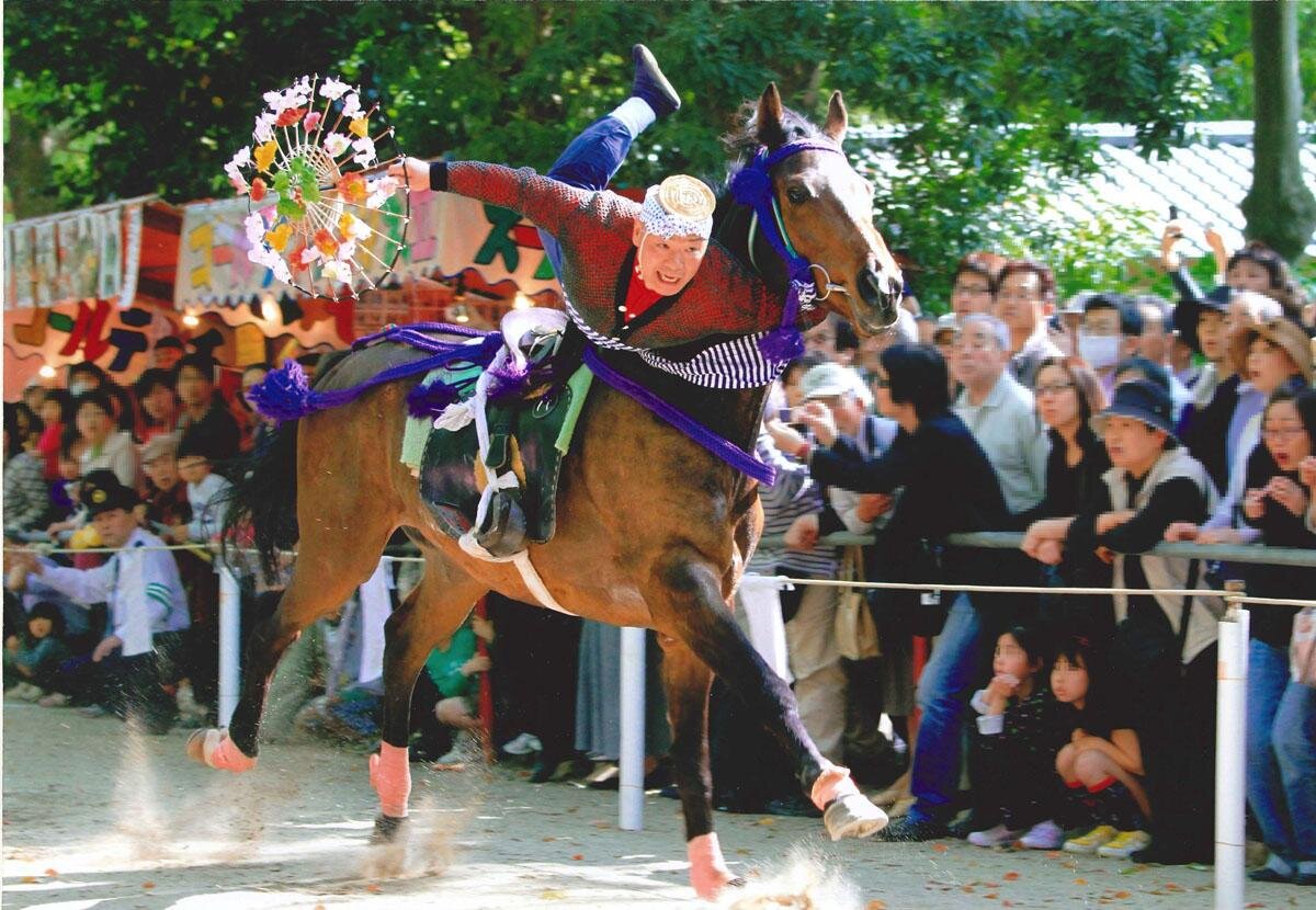 「藤森神社」の駈馬神事の様子（京都市伏見区）