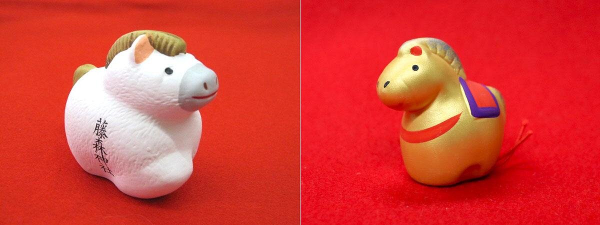 「藤森神社」の「白の馬みくじ」と「金の馬みくじ」（京都市伏見区）