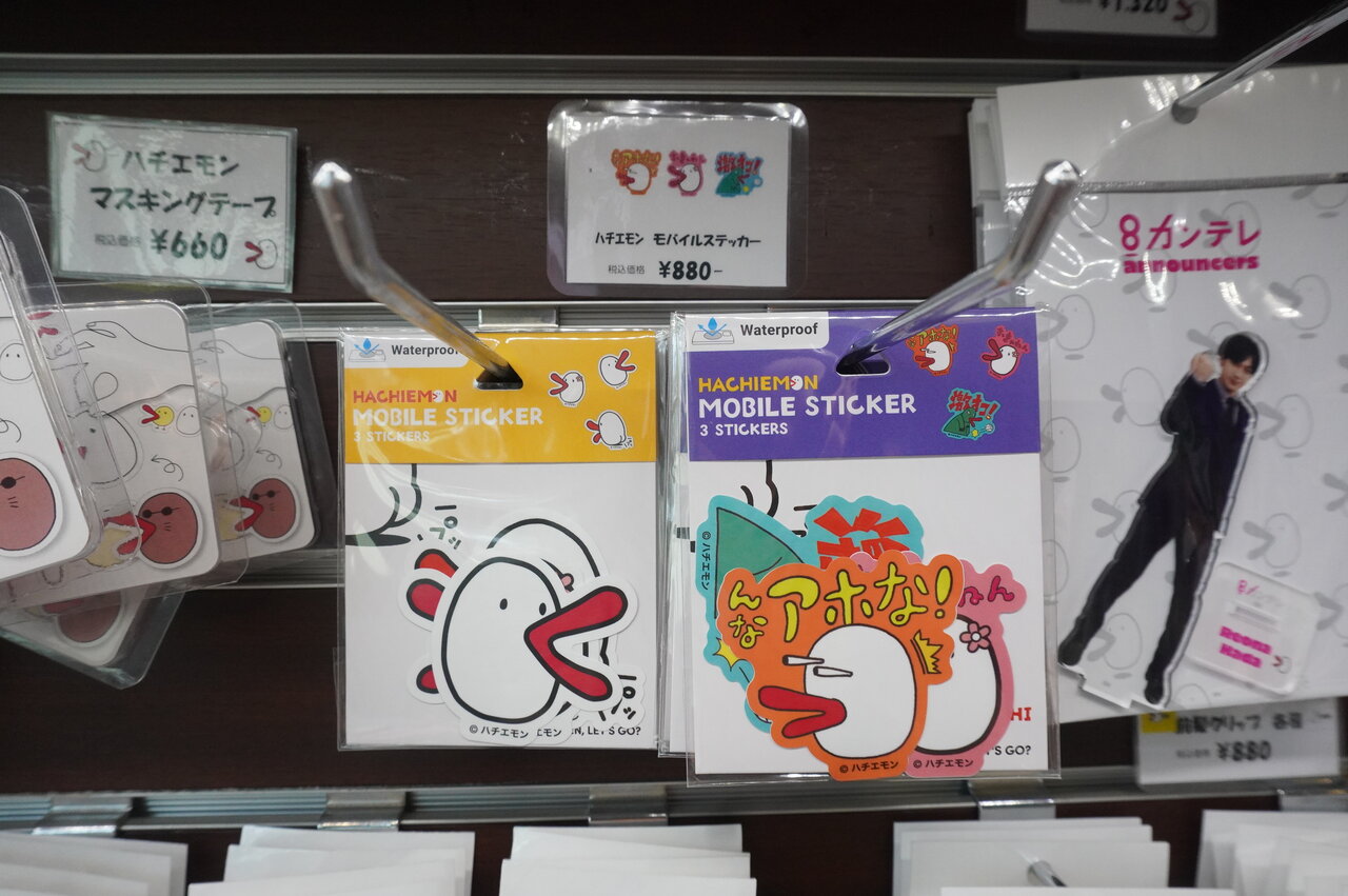3枚入りの「ハチエモン モバイルステッカー」（各968円・税込）