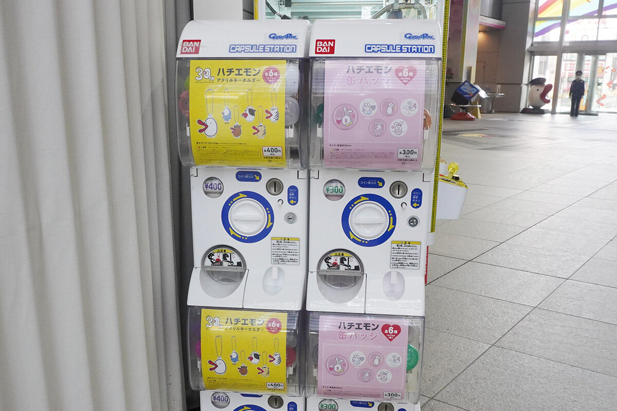 カンテレ公式ショップ「カッテーネ」（大阪市北区）入口にあるガチャコーナー