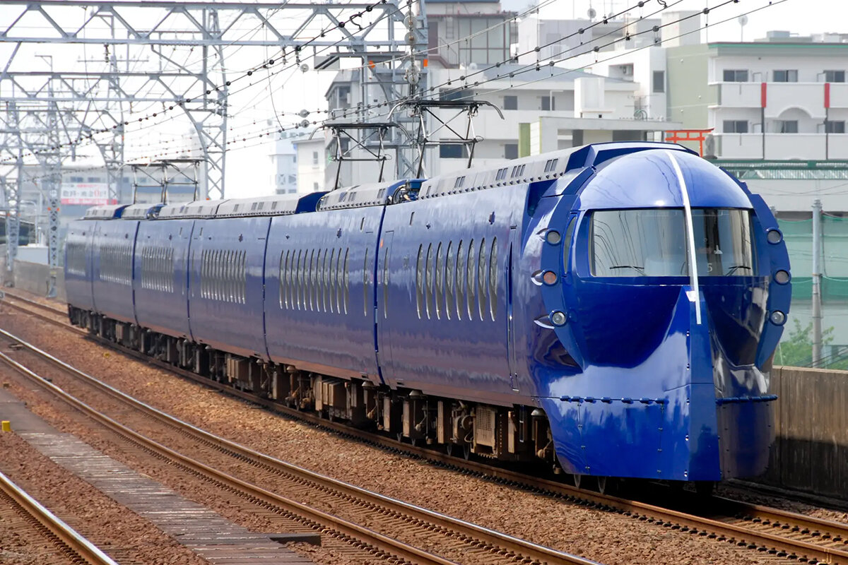 大阪・難波駅と関西国際空港駅を結ぶ南海の空港特急「ラピート」