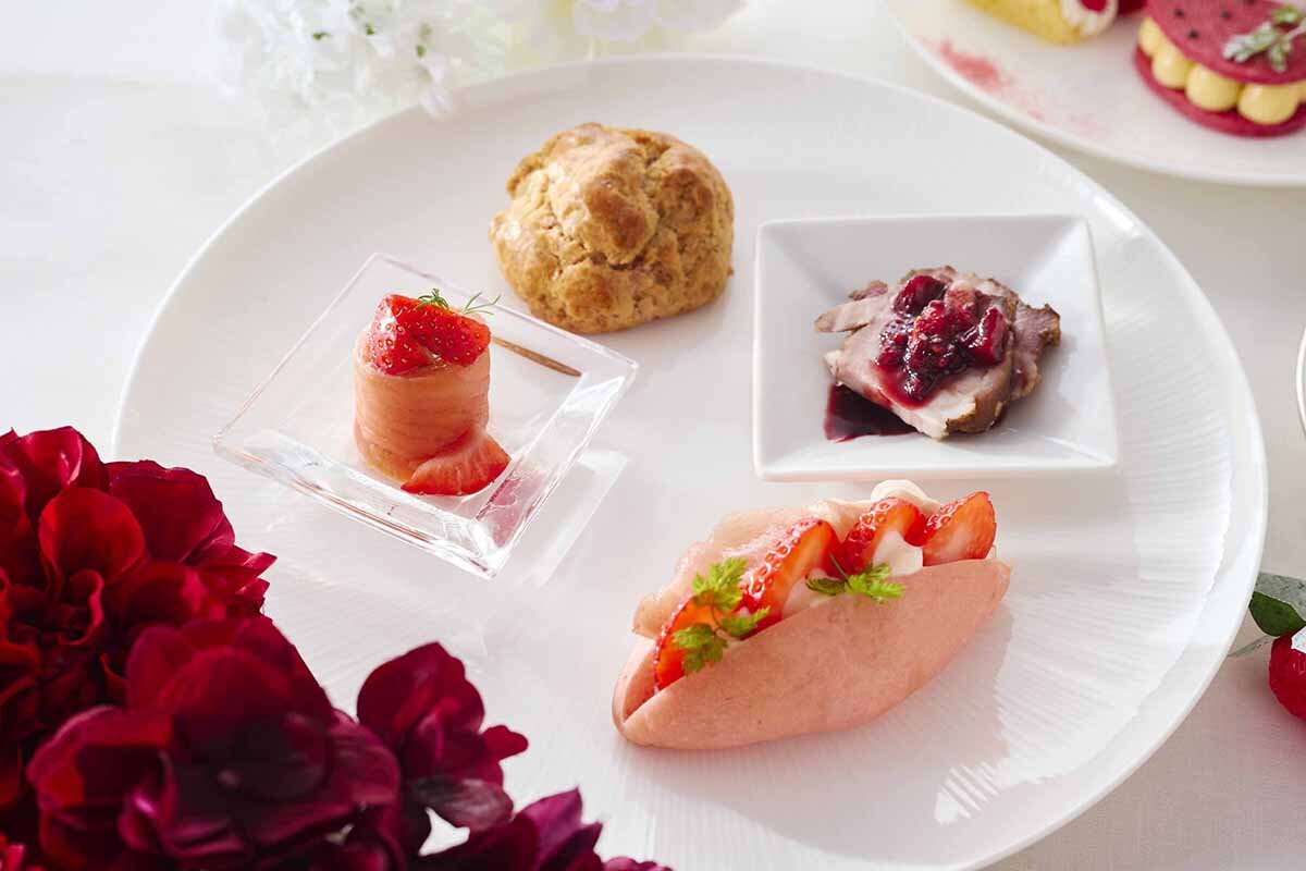 セイヴォリー。左側上部から時計回りに「ドライ苺とレモングラスのスコーン」「ハニーローストポーク ベリーソース」「苺と生ハムとマスカルポーネチーズのコッペパン」「苺とクリームチーズのスモークサーモンロール」