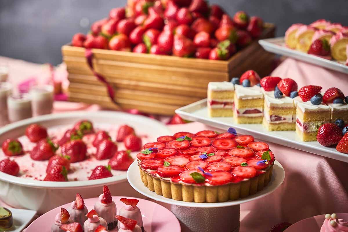 苺を存分に楽しめるスイーツがビュッフェ台を彩る、「センタラグランドホテル大阪」の「スイーツビュッフェ」