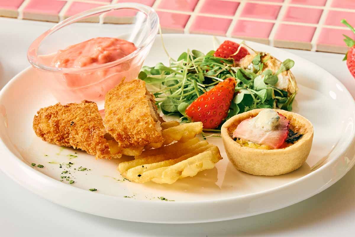 左が「フィッシュアンドチップス　苺タルタルソース添え」、奥が「ストロベリーグリーンサラダ」、右が「苺とほうれん草のキッシュ」