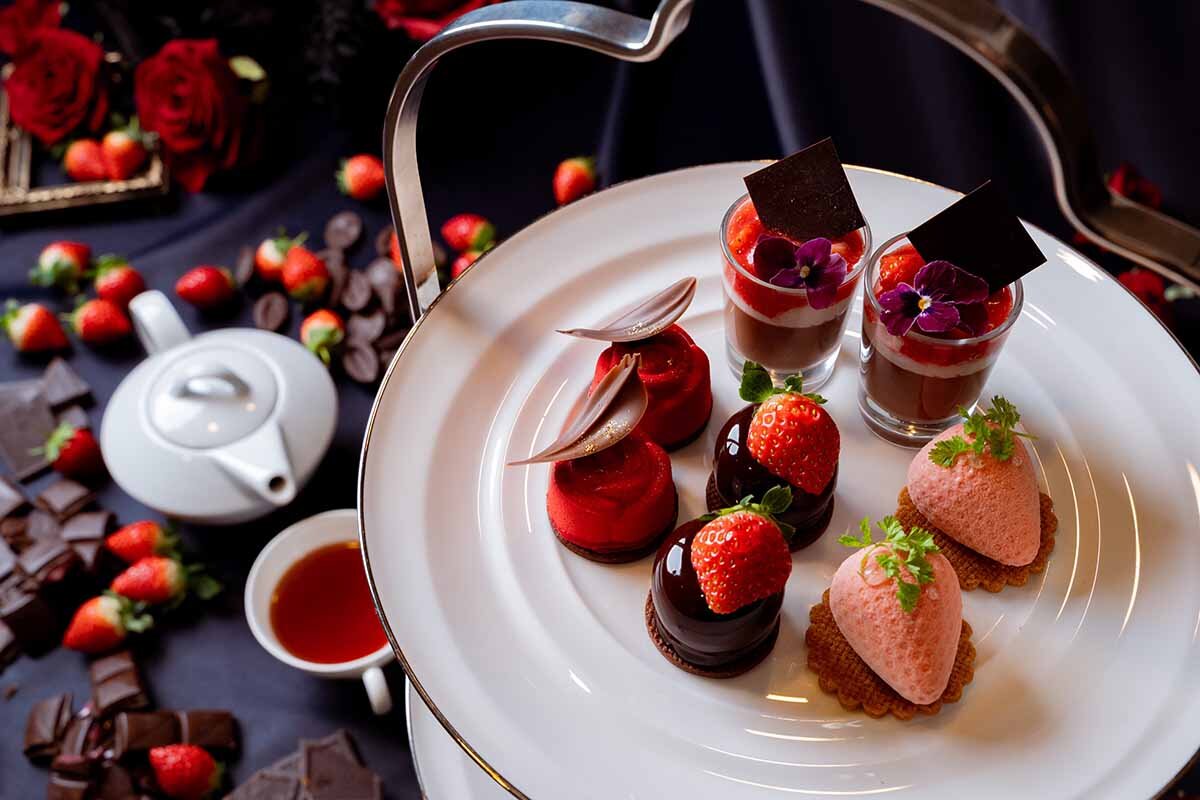 赤と茶色のコントラストが美しい「グランドプリンスホテル大阪ベイ」のいちごアフタヌーンティ「Melty Chocolat」