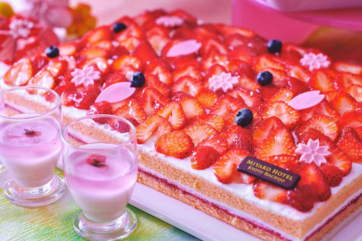 いちご桜餡ショートケーキなど、苺と桜のコラボスイーツがたくさん