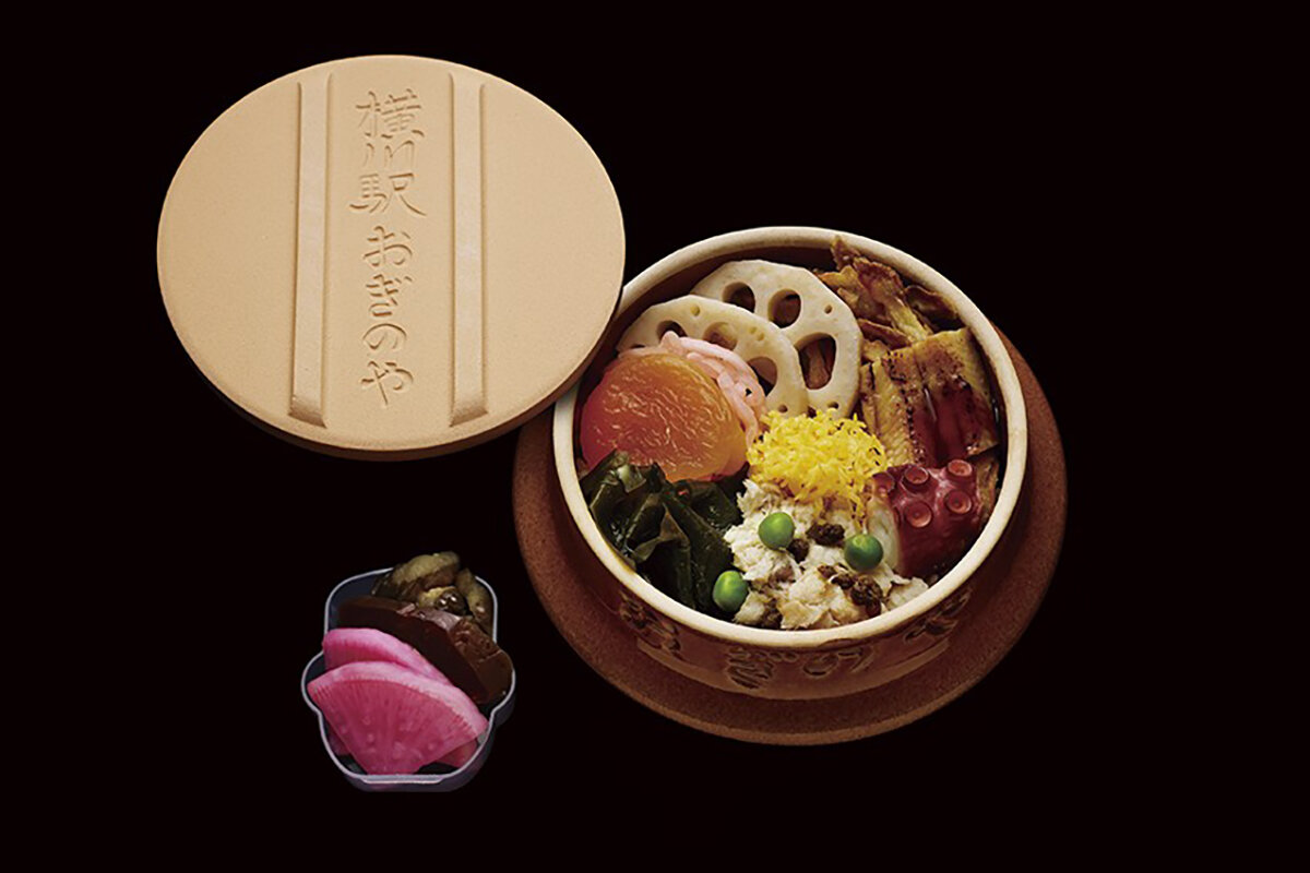 老舗駅弁屋「荻野屋」（群馬県）と「まねき食品」が共同開発した「関西 峠の釜めし」（1,981円・税込）