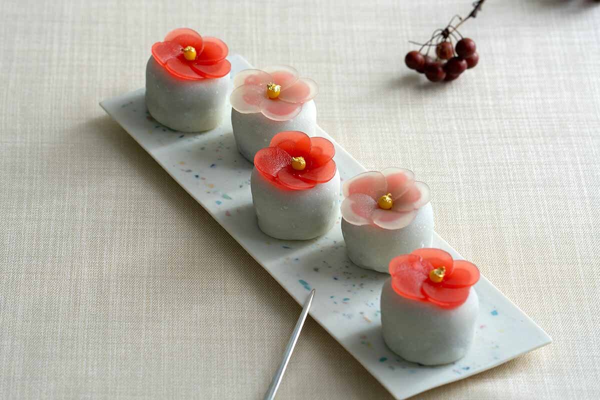 「紅白梅」。2025年に販売した「マンスリー和菓子」の一例