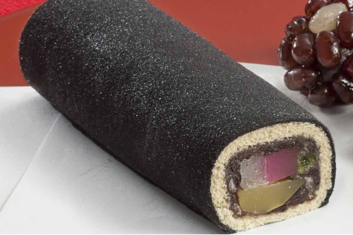 道明寺餅のもっちりとした食感、小豆のやさしい甘み、生地のふんわりとした風味が口の中で心地よく広がる「小倉羹 巻き物」