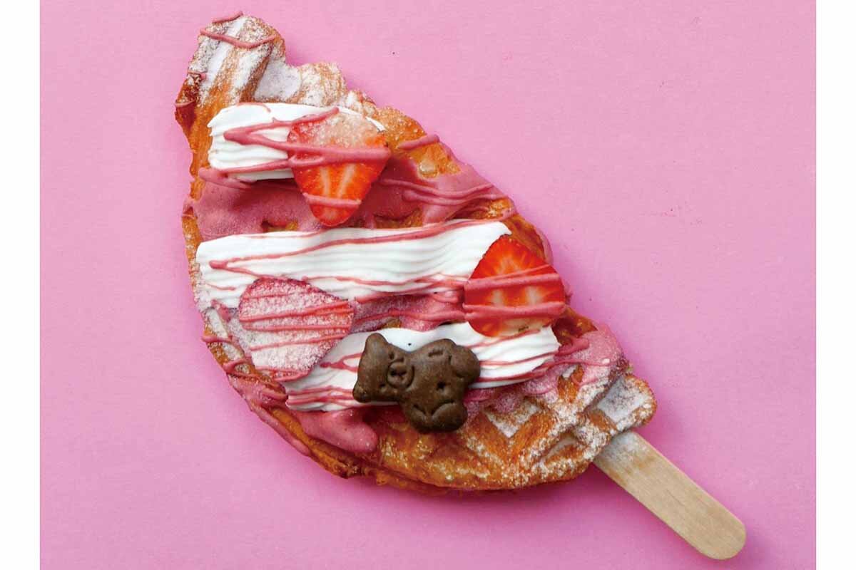 クロワッサンとワッフルのいいとこ取りでサクもち食感が人気のクロッフルは、「WAFLA」による「バレンタイン クロッフル（ストロベリーホワイト）」（864円・1/21〜27）