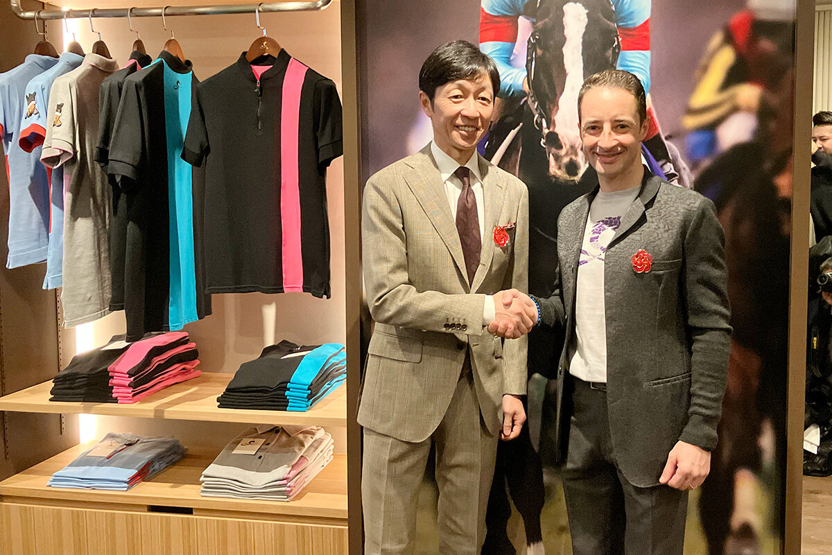 旗艦店オープンに駆けつけた武豊騎手（左）とクリストフ・ルメール騎手（2025年11月・京都市内）
