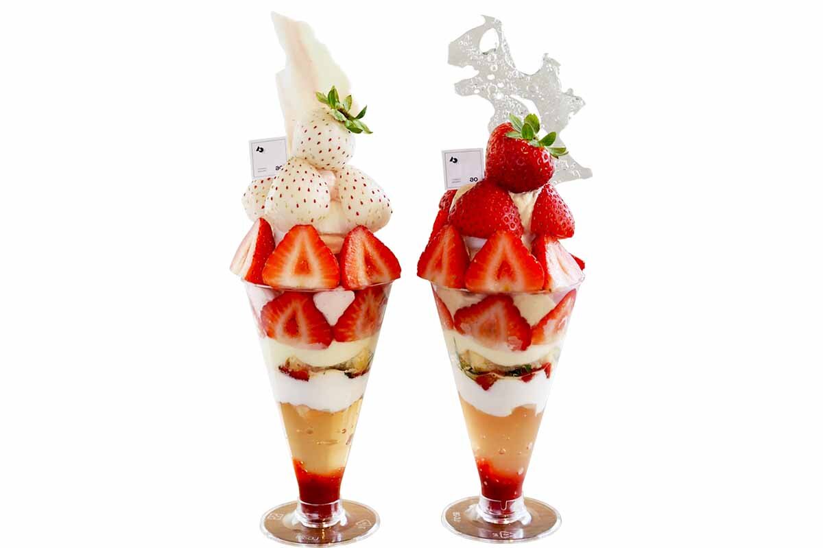 左は白いちごにクリームチーズのコクと酸味が濃厚な「白いちごのフロマージュパフェ」（2,420円）、右は“あまおう”と紅茶の華やかな香りに爽やかなレモングラスでいちごの甘みを引き立てる「アオコーヒー＆ギャラリー」の「アールグレイ香るいちごのパフェ」（1,870円）