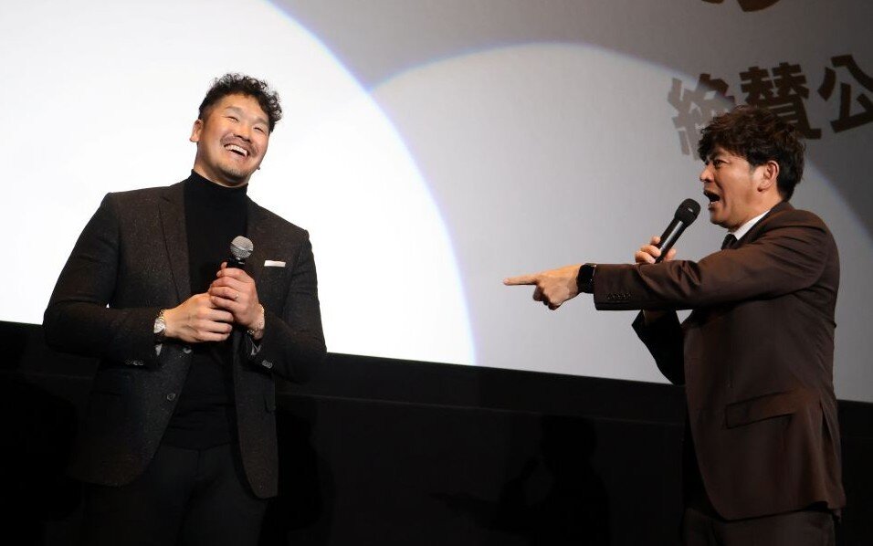 コントのような爆笑トークを繰り広げる岡田圭右さん（右）とＴ－岡田さん（１月17日、大阪府茨木市）