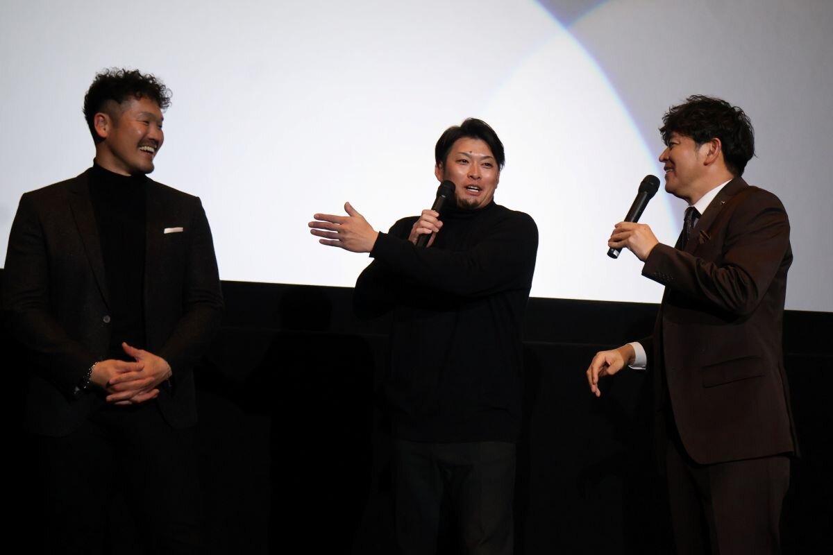 客席から急きょ、飛び入り参加した野球解説者の海田智行さん（中央）とトークを繰り広げる岡田圭右さん（右）とＴ－岡田さん（１月17日、大阪府茨木市）