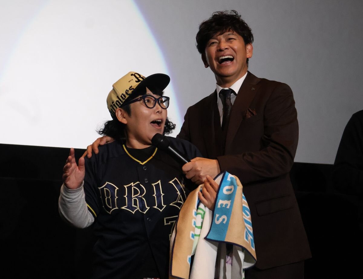 熱烈オリックスファンの「チキチキジョニー」の石原祐美子さん（左）（１月17日、大阪府茨木市）