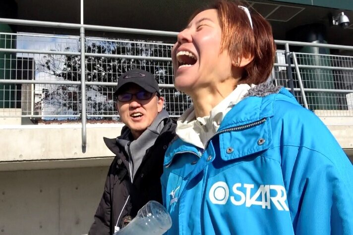 左から）スターツ・弘山勉監督、伊澤菜々花