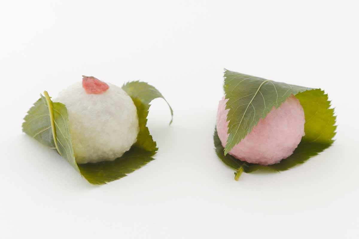 「高山堂」のお餅入り関西風「さくら餅」（238円）