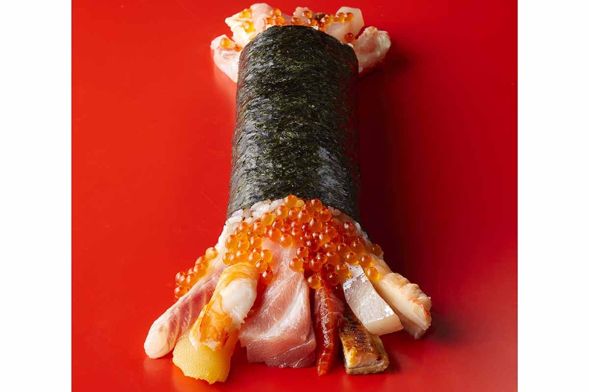 「魚くみ」の「一巻入魂！豪華絢爛海鮮巻」（直径6×長さ30cm／11,880円／販売予定数10）【阪神梅田本店限定】