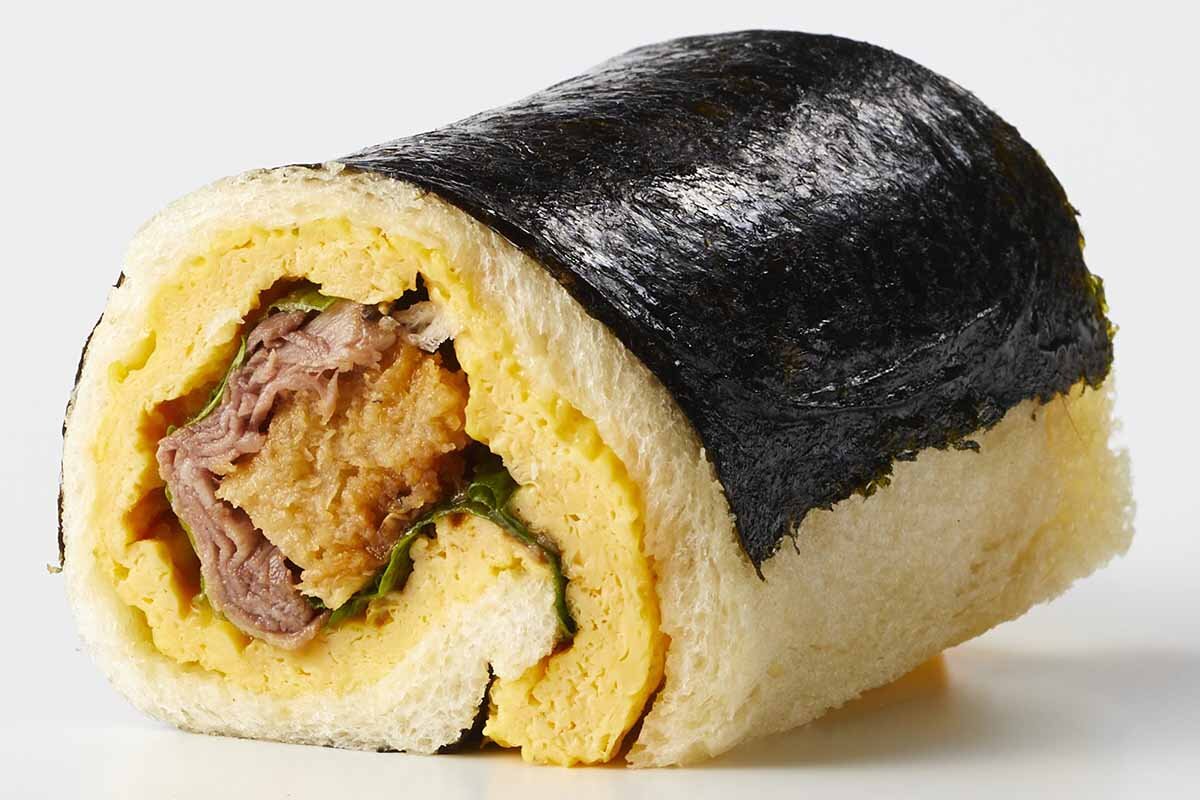 パンで巻かれた「カツとローストビーフの恵方巻サンド（ハーフ）」（直径5×長さ10cm／1,048円／販売予定数30）