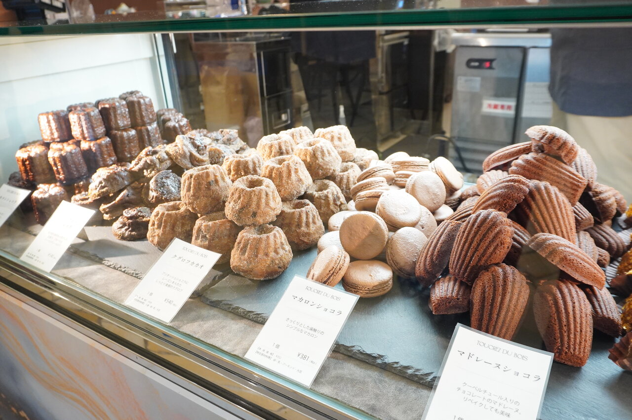 会場内にはチョコレートを使ったお菓子やコーヒーや紅茶を使ったお菓子がいっぱい（2026年1月）