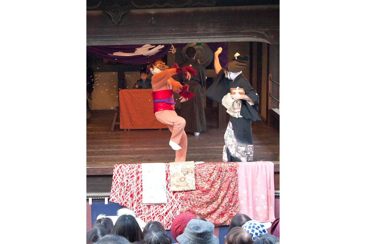 壬生狂言『節分』で鬼が追い払われる場面「壬生寺」（京都市中京区）