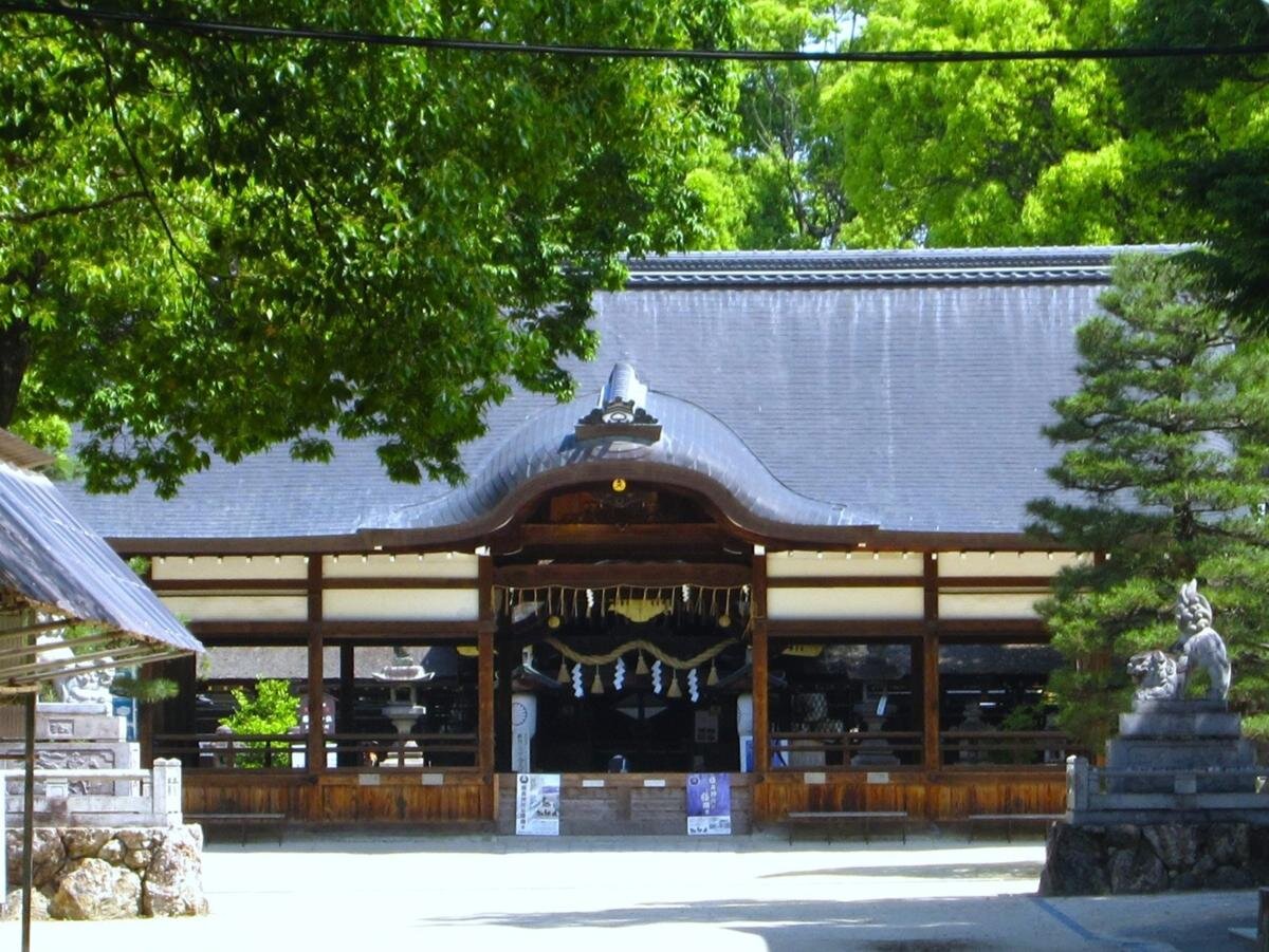 追儺式の豆まきが行われる拝殿「藤森神社」（京都市伏見区）