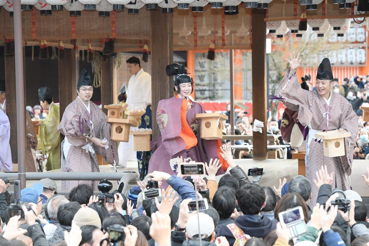 弥栄雅楽会の豆まき「八坂神社」（京都市東山区）