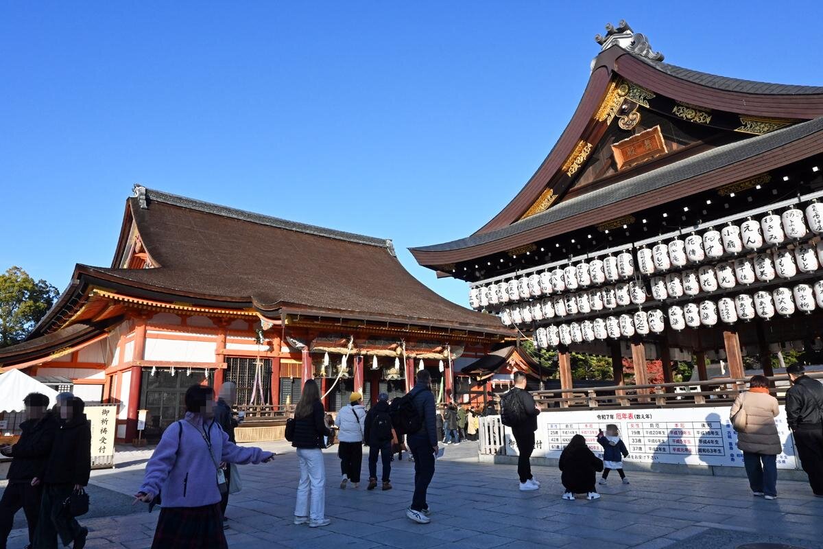 本殿と豆まきが行われる舞殿「八坂神社」（京都市東山区）※筆者撮影