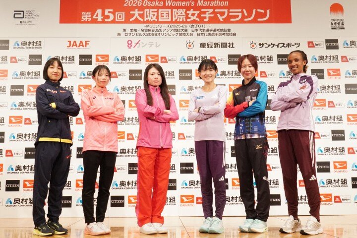 左から）矢田みくに選手（エディオン）、西村美月選手（天満屋）、松田瑞生選手（ダイハツ）、上杉真穂選手（東京メトロ）、伊澤菜々花選手（スターツ）、ウォルケネシュ・エデサ選手（エチオピア）