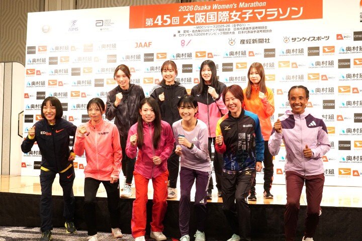 後列：左から）福士加代子氏、渋井陽子氏、高橋尚子氏、千葉真子氏 前列：左から）野口みずき氏、有森裕子氏、増田明美氏