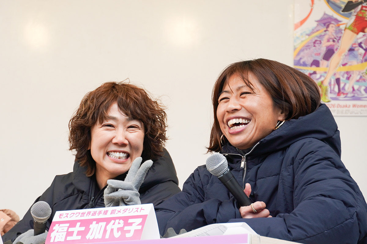 渋井陽子さん（左）と福士加代子さん（2026年1月・大阪市内）